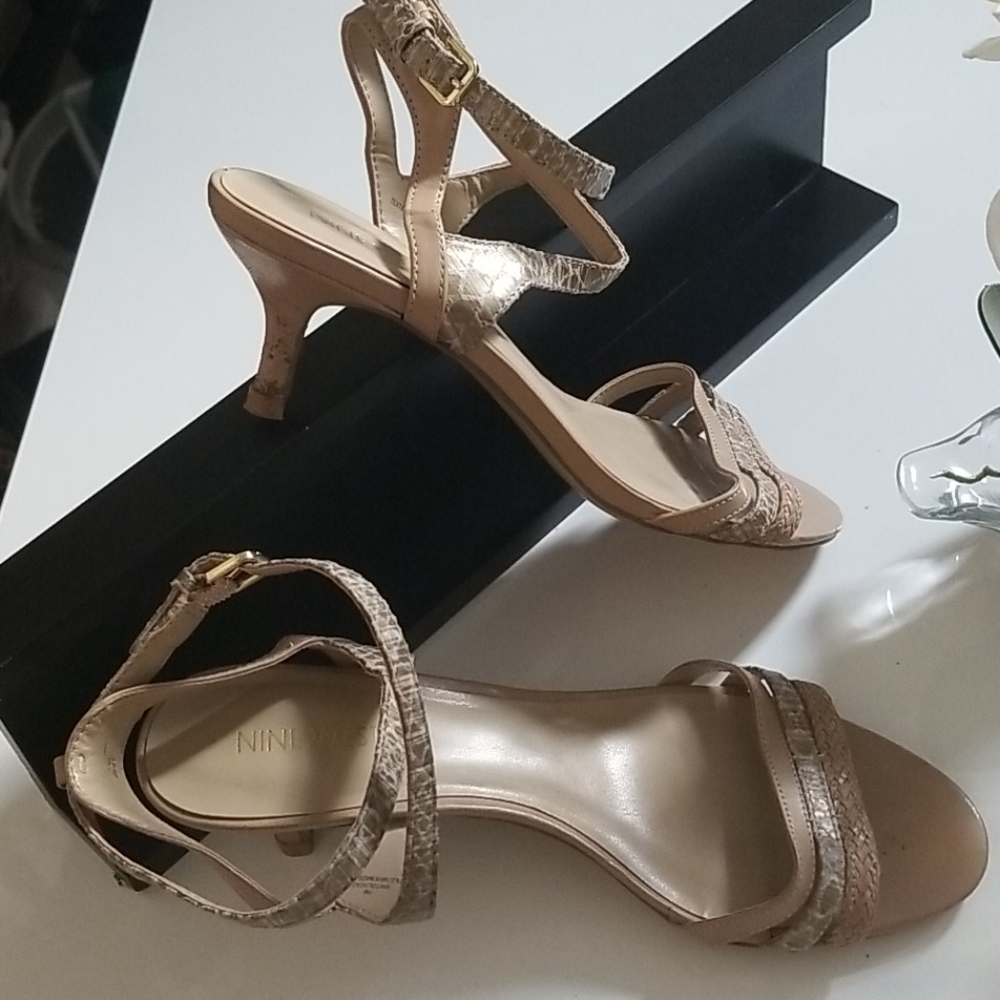 Sandals with low heel